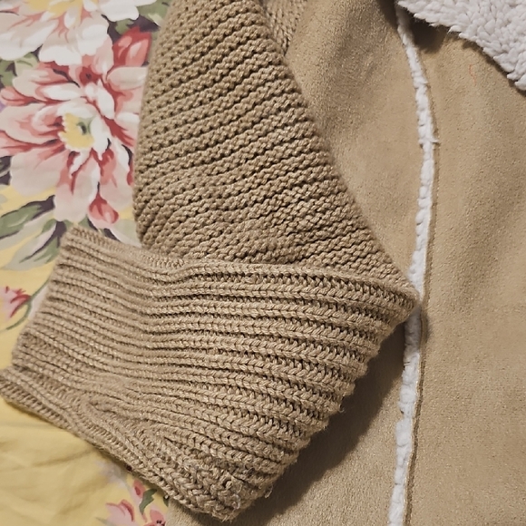 Knox Rose Tan Knit with Cream Shearling Accent - Picture 4 of 5